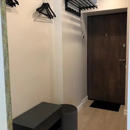 Modern Near The - 5 Min Walk Apartment *
