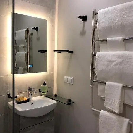 Modern Near The - 5 Min Walk Apartment